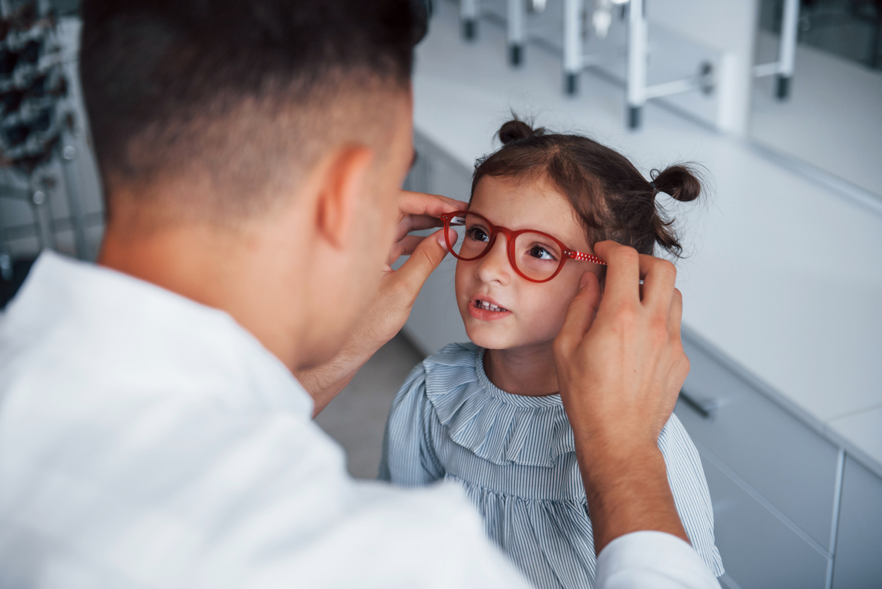4 signes qui indiquent que votre enfant a besoin de lunettes